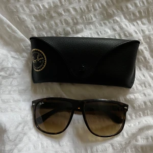 Rayban solglasögon  - Äkta raybans, modell boyfriend.