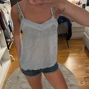Randig topp  - Super söt randig topp från H&M i storlek xs bra skick 