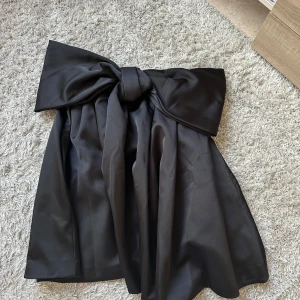 Klänning - Från H&M edition. Lappen kvar