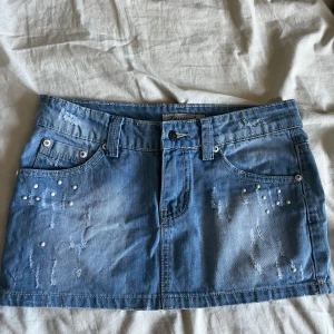 Lågmidjad kort jeanskjol - Lågmidjad ljusblå jeanskjol i nyskick  - Köpt second hand men aldrig använd  - Står storlek M på insidan men skulle mer säga en S