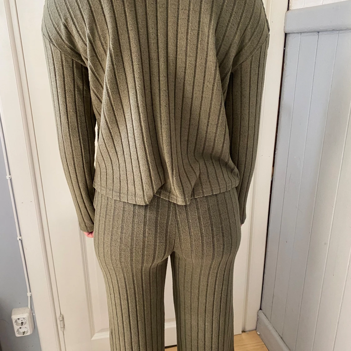 Olivgrön set ribbad  i mjukt tyg - 1