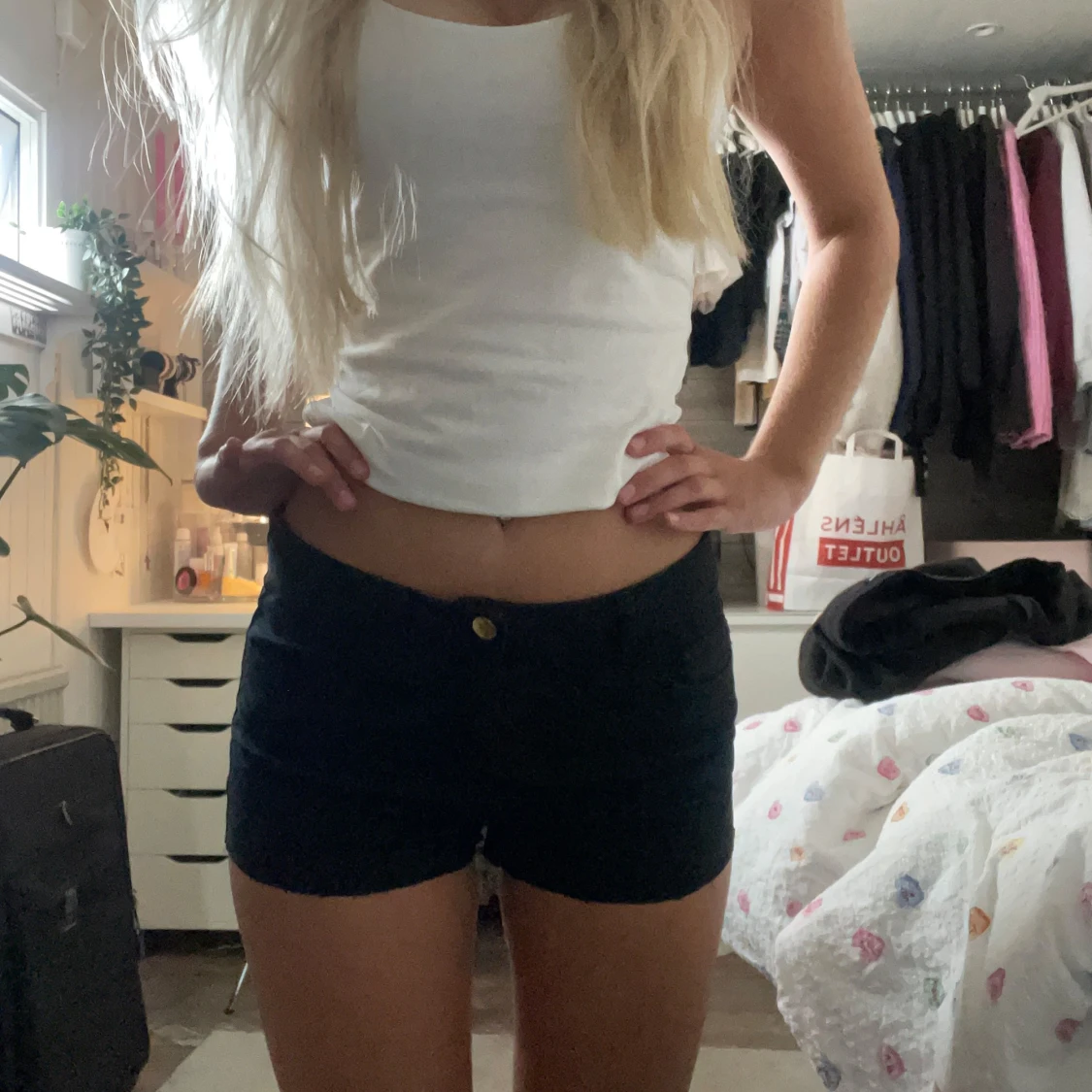 Svarta lågmidjade shorts - 1