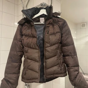 Uhip Nordic 34 - Uhipjacka i en av deras tjockare modeller, Nordic. Varm och skön jacka. Nypris 2295 kr. Pris kan diskuteras. 