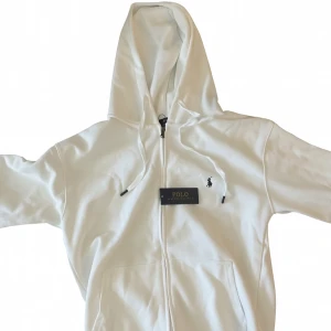 Vit Ralph Lauren Hoodie - Tröjan är helt ny utan skadar nypris cirka 2000 kr