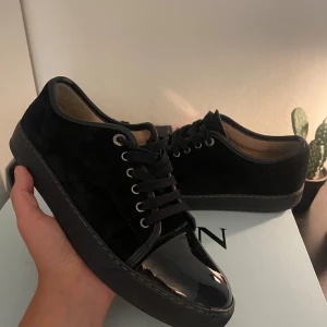 Lanvin - Tjena! Säljer dessa Lanvin i fint skick✔️Storlek Uk 6 men passar uppemot 42 eu✔️Dustbag, Låda och kvitto medföljer✔️ Mitt pris 2299kr✔️Kan sänka priset vid snabb affär✔️ Har du någon fråga eller fundering är det bara att skriva✔️