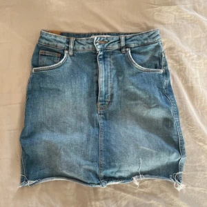Blå jeanskjol  - Snygg blå jeanskjol från Zara - storlek S men skulle säga mer XS. 35 cm rakt över i midjan