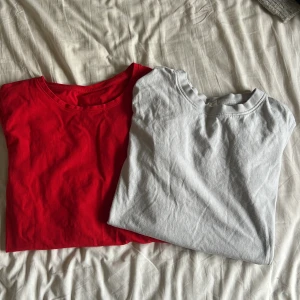 Röd långärmad & grå t-shirt, M - Två basic t-shirts i storlek M: en röd långärmad och en grå kortärmad. Båda har rund halsringning och är gjorda i mjuk bomull. Perfekta att matcha med jeans eller shorts för en clean och enkel look.