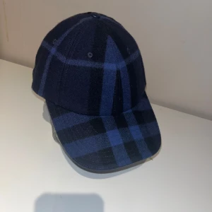 Burberry keps - Iprincip ny 🌟 Ej solbränd eller defekt överhuvudtaget, tyvärr är lapparna borttagna. En av de mest unika och sällsynta modellerna för den som vill väcka ögon. ❇️Min kille har fler kepsar han säljer av nu så bara att kolla in profilen 💕Hör av er vid eventuella frågor eller prisförslag ☺️