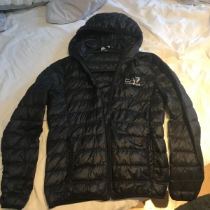 Svart Armani jacka     - Säljer för den är för liten 