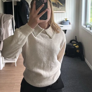 Stickad tröja med pärlor  - Stickad tröja med krage och pärlor på, säljer den då jag inte tyckte den passade mig alls, använd 2 gånger kanske. Från H&M i storlek S. Tar gärna emot prisförslag💕
