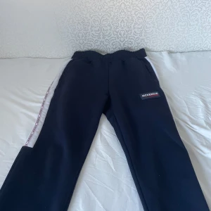 Svarta mjukisbyxor Mckenzie -   *   \#McKenzie *   \#sweatpants *   \#mörkblå *   \#vitaränder *   \#sportkläder *   \#plick  *   \#fashion *   \#style *   \#musthave