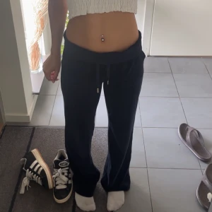 juicy couture byxor  - säljer dom här juicy byxorna då jag inte använder dom längre💖