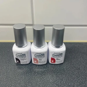 Depend Gel iQ nagellack trio - Tre Depend Gel iQ UV/LED-nagellack i färgerna Burgundy Blush, Deco Rose och Red Carpet. Flaskorna är vita med silverfärgade lock och innehåller gel-lack för salongskänsla hemma. Alla 3 för 100kr!!!