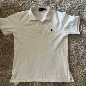 Ralph lauren piké - Säljer en sprillans ny Ralph lauren piké använd endast 2 gånger säljer då den var för stor för mig skriv för fler frågor eller om ni vill ha mer bilder!