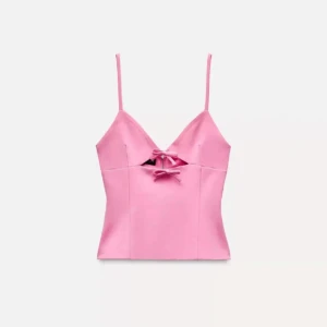 rosa zara topp - Populärt linne från zara med en cut out och rosetter. Tröjan är i ny skick och säljs inte längre. Tröjan är i L men passar en M/S. Kan va stor för någon i S de beror på kroppstypen.