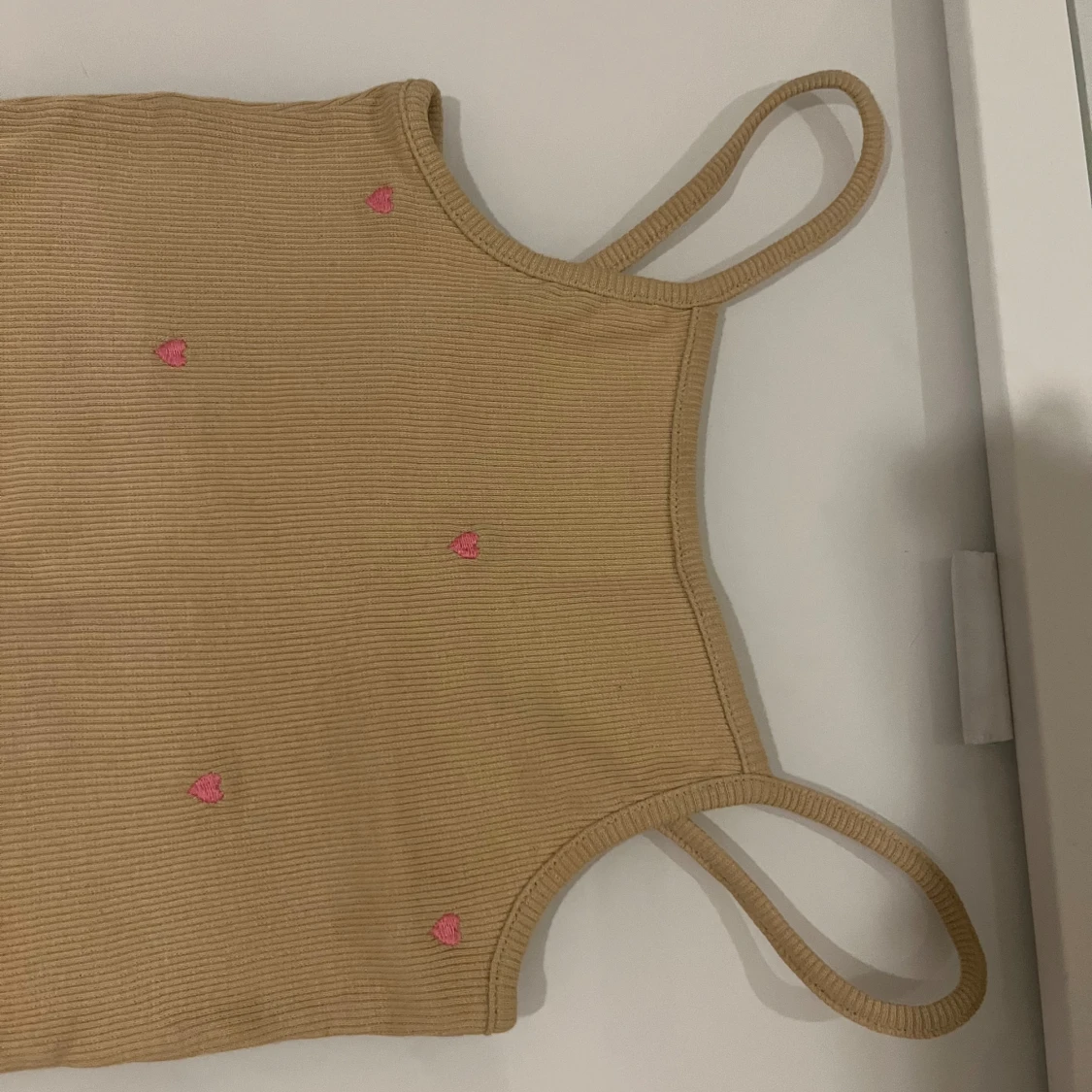 Beige ribbad linnetopp med hjärtan - 1