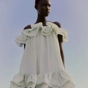 Ljusgrön volangklänning offshoulder - Superfin ljusgrön kortklänning med volanger och offshoulder-modell. Klänningen är aldrig använd och prislapp sitter kvar💓