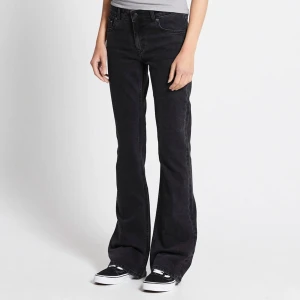Svarta bootcut jeans - Snygga svarta jeans med bootcut-modell. De är i strl s/full length, de är knappt använda och bra skick, lite slitna längst ner då de varit lite långa för mig