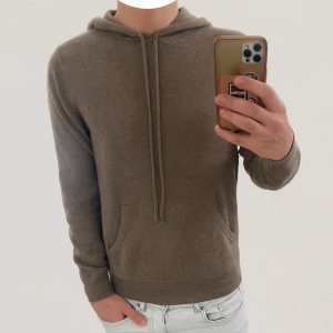 John Henric Kashmir Hoodie - Säljer en otroligt fin Kashmir hoodie från John Henric. Nypriset på tröjan är 2 500kr, mitt pris är endast 999!! Storleken är S och skicket är 8,5/10, tröjan har lite små defekter som varken syns eller märks av! Hör av er vid frågor och funderingar!