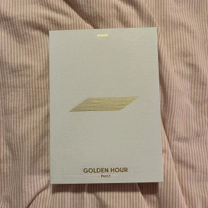 Ateez golden hour part 1 Diary ver - Saknas ett klistermärke, och kan inte hitta bokmärket, men uppdaterar om jag hitter det då det nog är någonstans<3 Skriv om du vill se vilka members photocardsen är! Cd tror jag inte har spelats men är inte 100%