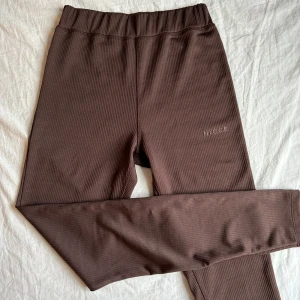 Träningstajts från Nicce - Säljer ett par mörkbruna träningstajts från NICCE. Dem är i mycket bra skick, då dem aldrig kommit till användning🤎