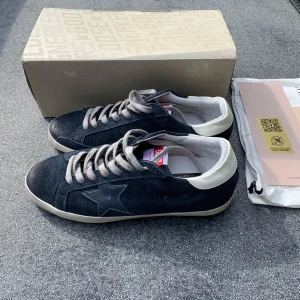 Golden goose navy - Ett par riktigt feta Golden goose i storlek 44, allt på bilden fås med! Skickar samma dag