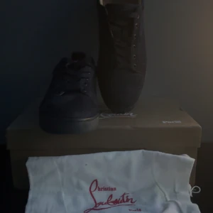 Mörkblå sneakers från Christian Louboutin 🏆 PRIS KAN DISKUTERAS 🏆  - Snygga mörkblå sneakers från Christian Louboutin i mörk blå med klassisk röd sula och rund tå. Skorna har snörning och diskreta detaljer, perfekt för dig som vill sticka ut med stil. Kommer med originalkartong och dustbag.