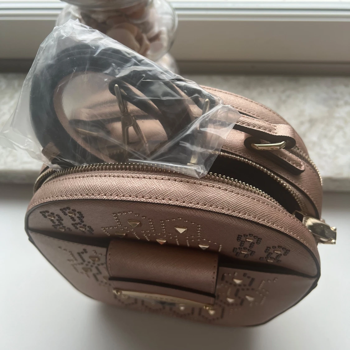 Beige axelväska från Cromia med nitar - 2