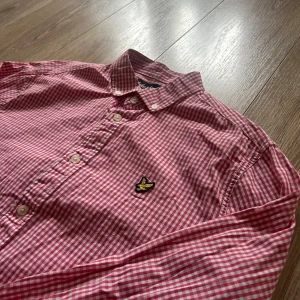 Lyle & scott skjorta  - En snygg skjorta i bra skick utan några som helst anmärkningar. Hör av er vid ytterligare frågor annars fritt fram att köpa!                              (Postar inom 24h)