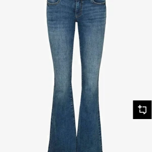 Vero Moda jeans flared  - Vero Moda jeans storlek M men passar mig som är S och har mått midja 37 och innerbenslängd 77-78 kan skicka fler bilder och mått, ny pris 400 köptes förra året