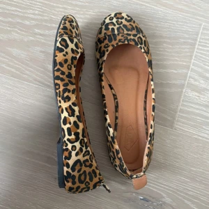 Ballerina skor - Ballerina skor med leopardmönster, perfekt detalj till en outfit.