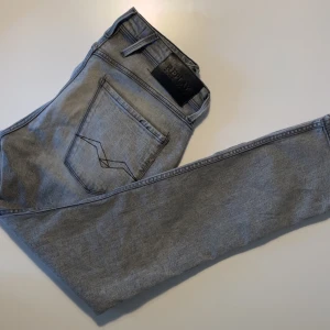 Replay Jeans - Grå - Replay Jeans – Grå – Storlek 31 Snygga Replay jeans i grå färg, storlek 31. Endast använda en gång, i toppskick! Köpta för 1300 kr.  Pris: 600 kr 🛍️ Kvalitet & passform som sitter perfekt. 📍 Finns i Växjö. 