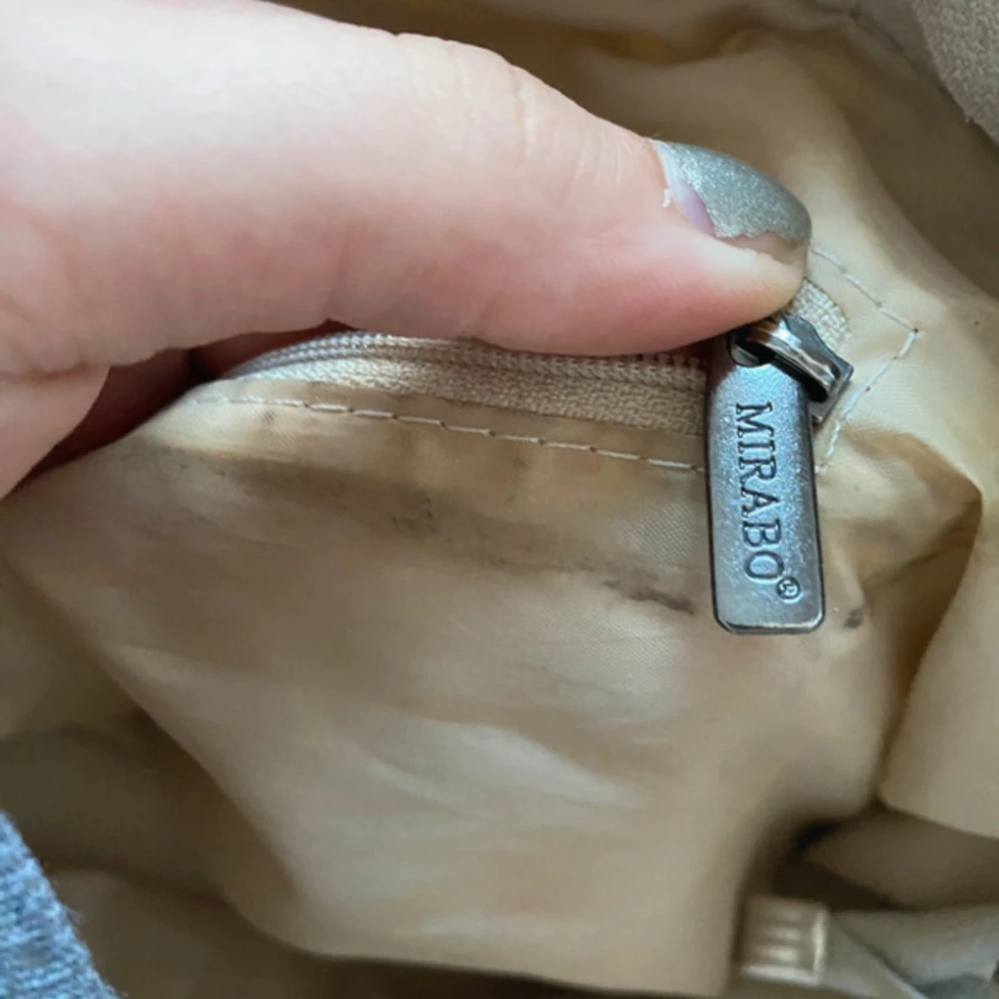 Beige handväska med krokopräglat mönster - 4