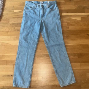 Ljusblå jeans från Jack & Jones 158 - Säljer ett par klassiska ljusblå jeans från Jack & Jones i rak modell. Jeansen har fem fickor, bälteshällor och snygga kontrastsömmar. Perfekta för dig som gillar en enkel och tidlös look. Storlek 158. Är i helt nya provat en gång 
