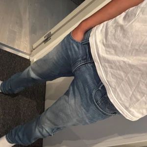 Replay Anbass ljusblå jeans herr - Tvär feta replay jeans. Skicket är bra även fast de används. 31/32 i storlek. Hör av dig om det är nåt du funderar på! Köpt på nk för 1200.