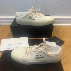 Saint laurent sl/06 st 43 - Har tagit bra hand om dessa skor genom tiden jag haft de, så skicket är 9/10 inga större skador. Skickas med lådan, dustbag och alla kort✅ skriv vid någon fundering 