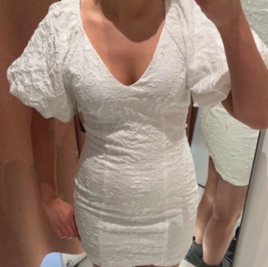 Vit kort klänning med puffärm