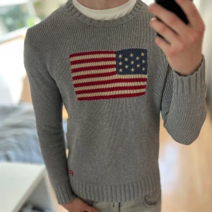 Ralph Lauren USA tröja - - Mycket fint skick, inga defekter. Storlek S passar dig som är mellan 175-185cm. Nypris ca 3500kr. Modellen är 185 cm, 79 kg. Skriv för mer information!🤝
