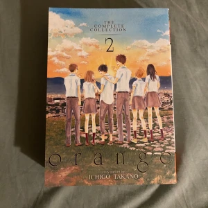 Orange: The Complete Collection 2 - En vacker manga om vänskap, kärlek och tidsresor! Följ Naho och hennes vänner när de försöker förändra framtiden och rädda någon de bryr sig om. Perfekt för dig som gillar känslosamma berättelser och anime-vibbar.