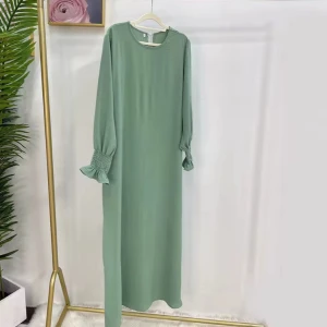 Grön abaya med puffärm - Ljusgrön abaya med rund halsringning och långa puffärmar med smock och volang vid ärmslut. Abayan har ett fint material som är perfekt för varma sommardagar ☀️Använd en gång