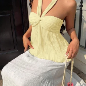 Ljusgul halterneck topp - Säljer denna superfina topp från shein för 159kr. Säljer då den inte kom till användning:) Ej använd, inga defekter. Obs färgen är lite ljusare i verkligheten! 💕xs men passar även s 