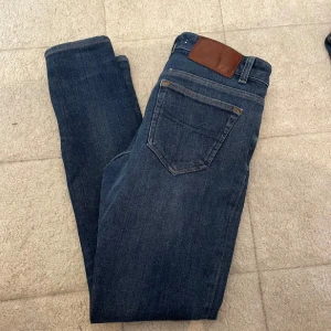 Två tiger of sweden jeans - Två tiger of sweden jeans. På de vita finns det en liten blå fläck. Annars inga defekter. 500kr, går att diskutera vid snabbt köp😊skriv om ni har några frågor!