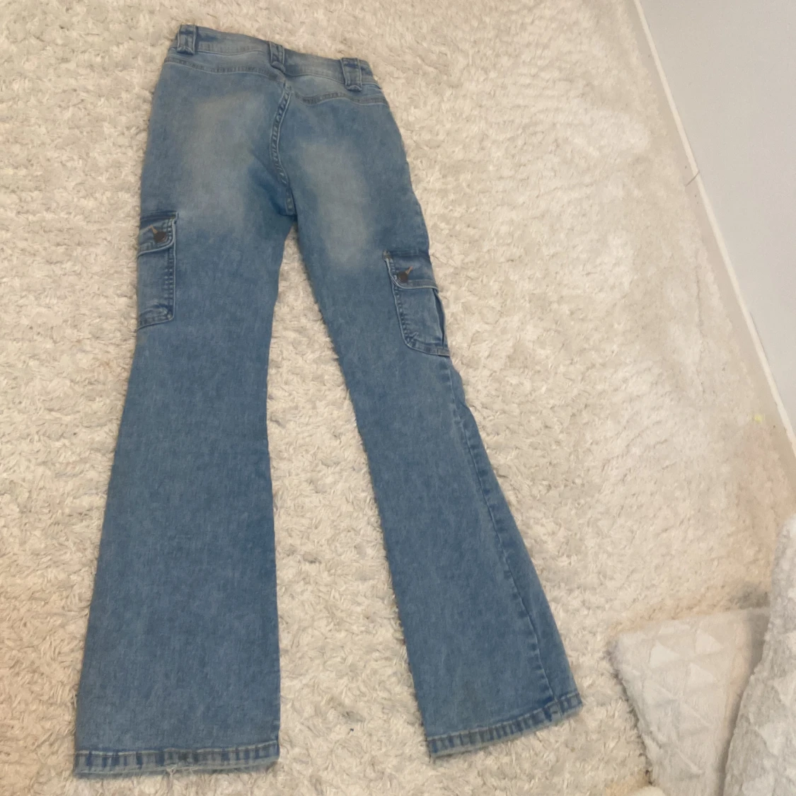 Blå cargojeans med bootcut från Lindex - 1
