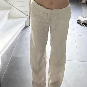 Beiga linnebyxor från SIR of Sweden - Snygga beiga linnebyxor från SIR of Sweden med avslappnad passform. Byxorna har raka ben och är tillverkade i ett luftigt linnematerial, perfekta för varmare dagar. Normal i storleken. Nyskick.