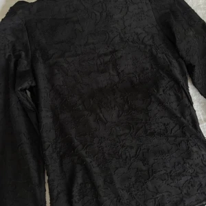 Svart blommig långärmad topp - Säljer en svart långärmad topp med subtilt blommigt mönster💖Köpte nyligen 