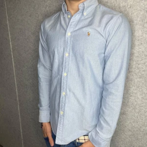 HELT NY || Ralph Lauren skjorta - Riktigt stilig Polo Ralph Lauren skjorta | Strl: S (passar XS) | Skick: 10/10 (Helt ny) | Modellen är 175, väger 71 | Nypris: ca 1700kr | Hör av er vid frågor och funderingar!