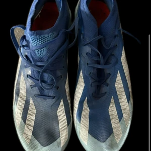 Adidas fotbollsskor elite  - Hej säljer ett par gamla fotbollsskor från Adidas och som är elite skor, som e dem dyraste modellen. Skorna är använda men alla dubbar e kvar och inga håll eller nått. Så skicket e fortfarande bra på dem, skorna behöver bara tvättas sen är dem som nya igen. Priset går absolut att diskutera för en snabbaffär