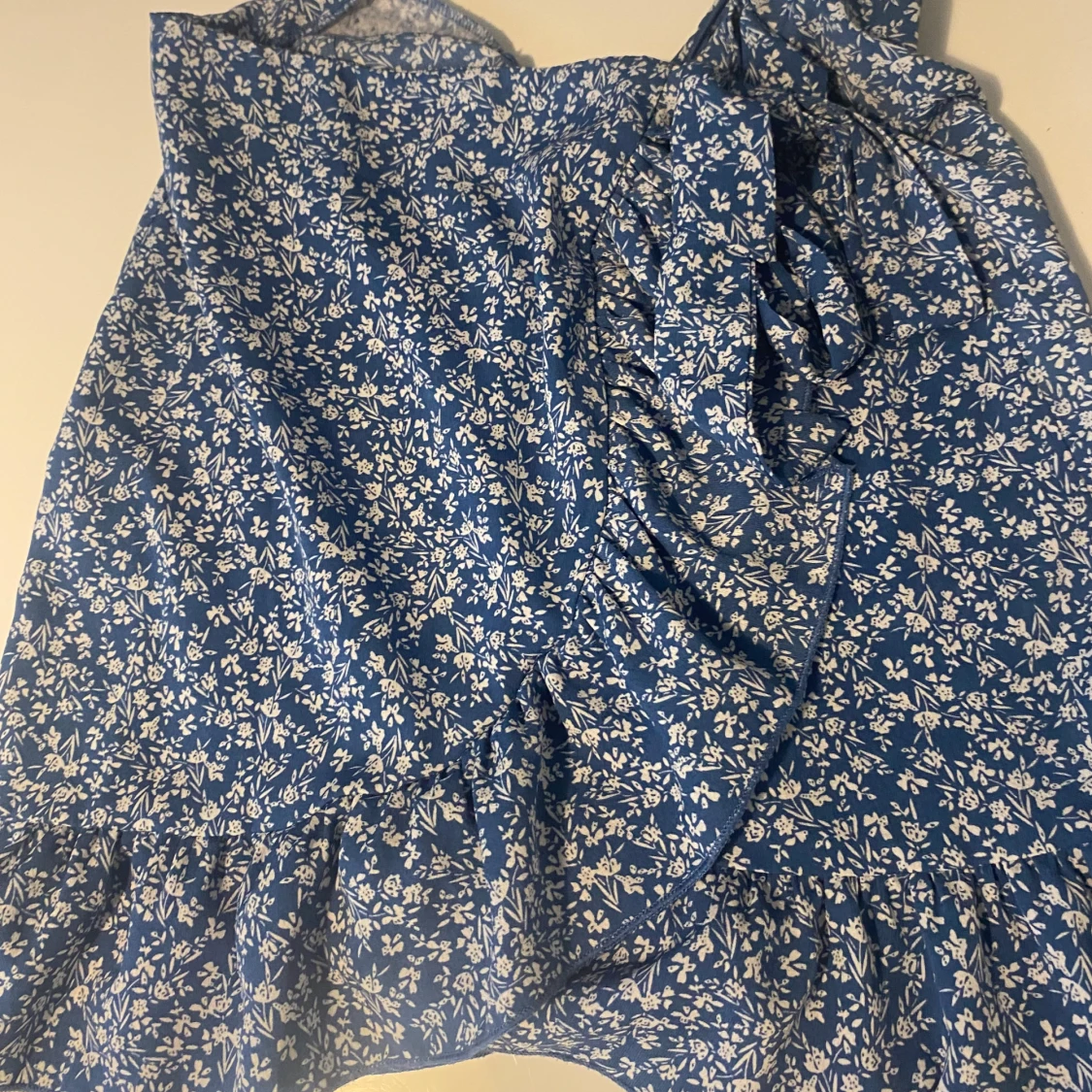 Blå blommig omlottklänning