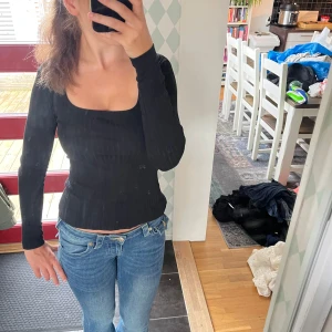 Svart ribbad topp från Anna Field - Svart långärmad topp från Anna Field med fyrkantig ringning och ribbad struktur. Sitter tight och har en stilren, enkel look som passar perfekt till jeans. Gjord i mjuk bomullsmix som känns skön mot huden. 😊