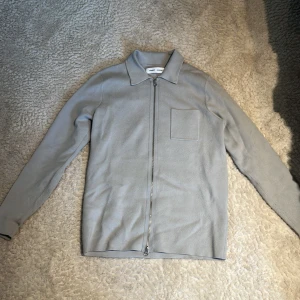 Overshirt  - Säljer en snygg grå overshirt från Samsøe Somsøe som inte kommer till användning. 9/10 skick, hör av dig om du är intresserad! 